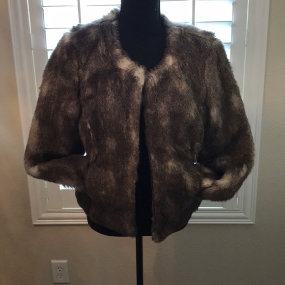 NWT cropped faux fur jacket. Super lux, medium - Picture 1 of 5